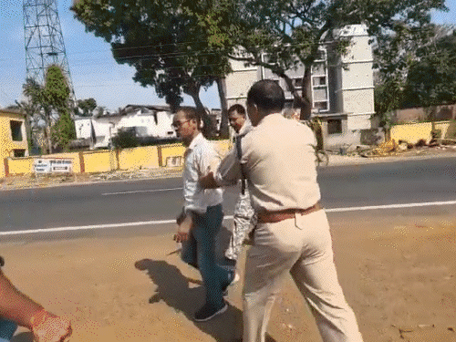 हिरासत में लेने के दौरान डॉक्टर पुलिस से भी उलझता रहा। - Dainik Bhaskar