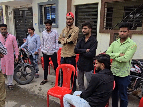 मंजूर के रिश्तेदार और दोस्त उनकी मौत की खबर सुनकर उनके घर पहुंचे।