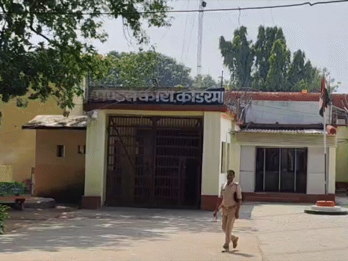दो सदस्यीय टीम ने पांच घंटे तक की पड़ताल, बंदियों से की बात, दस्तावेज भी जांचे|कोडरमा,koderma - Dainik Bhaskar