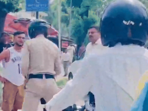 स्कूटी पर जा रहे जवान के साथ बदसलूकी करते हुए व्यक्ति।
