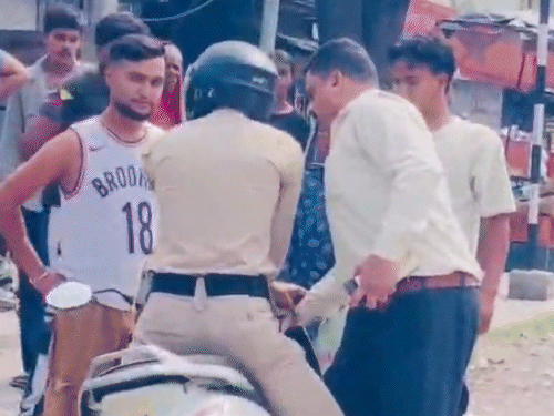 पांवटा साहिब में कॉस्टेबल का बैग और चाबी छीनते हुए आरोपी।