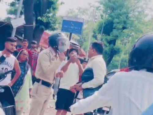 पांवटा साहिब में वर्दीधारी पर हमला करते हुए व्यक्ति।