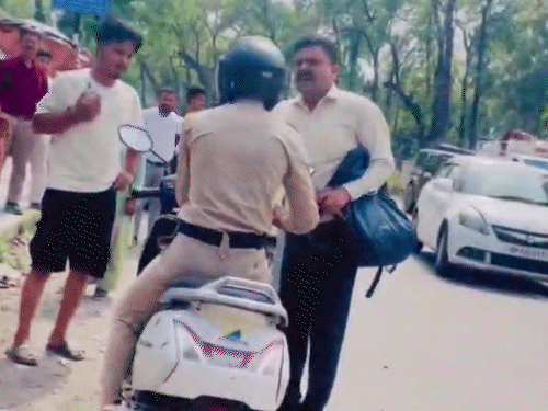 पांवटा साहिब में पुलिस जवान को हेलमेट से पकड़ कर मारपीट कर रहा दबंग।