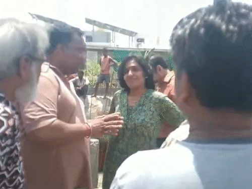 कोलार लाइन के लीकेज होने से हो रही परेशानी के बारे में गुरुवार को निगम कमिश्नर संस्कृति जैन को बताते लोग।