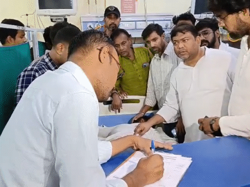 NSUI राष्ट्रीय अध्यक्ष विनोद जाखड़ ने सिम्स में घायलों से मुलाकात की।