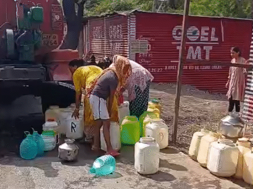 टैंकरों के पहुंचने पर इस तरह से लग रही भीड़।