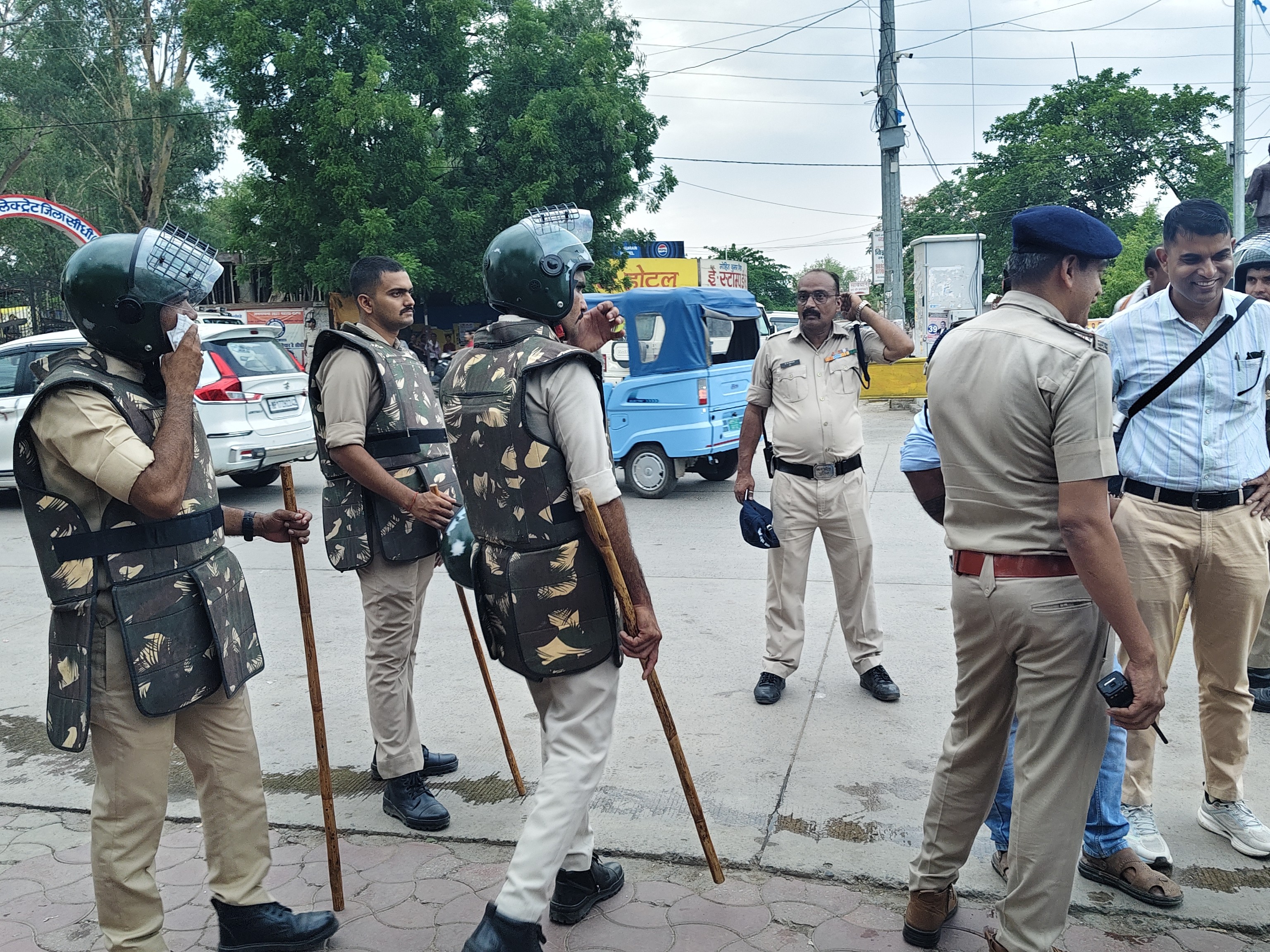 प्रदर्शन रोकने के लिए भारी पुलिसबल तैनात।