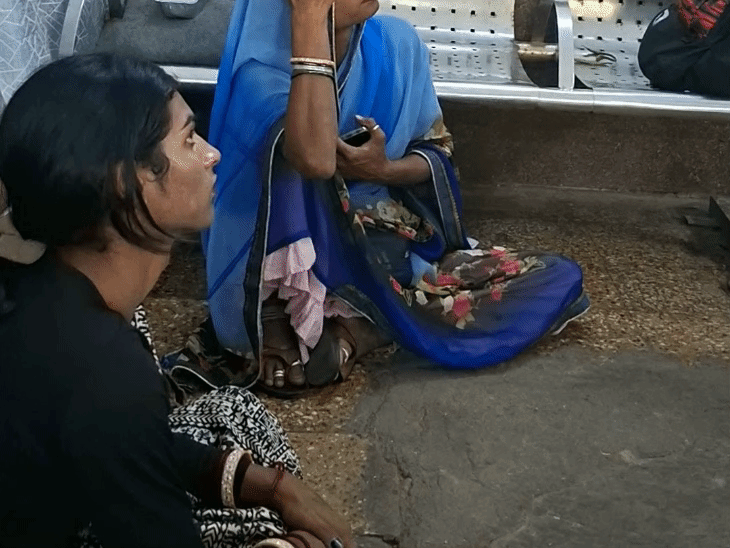 ट्रेन में ट्रांसजेंडर बनकर वसूली कर रहे थे तीन युवक