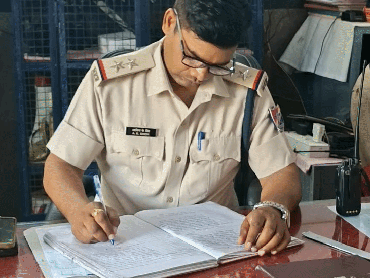 आरपीएफ थाने में जांच करती पुलिस