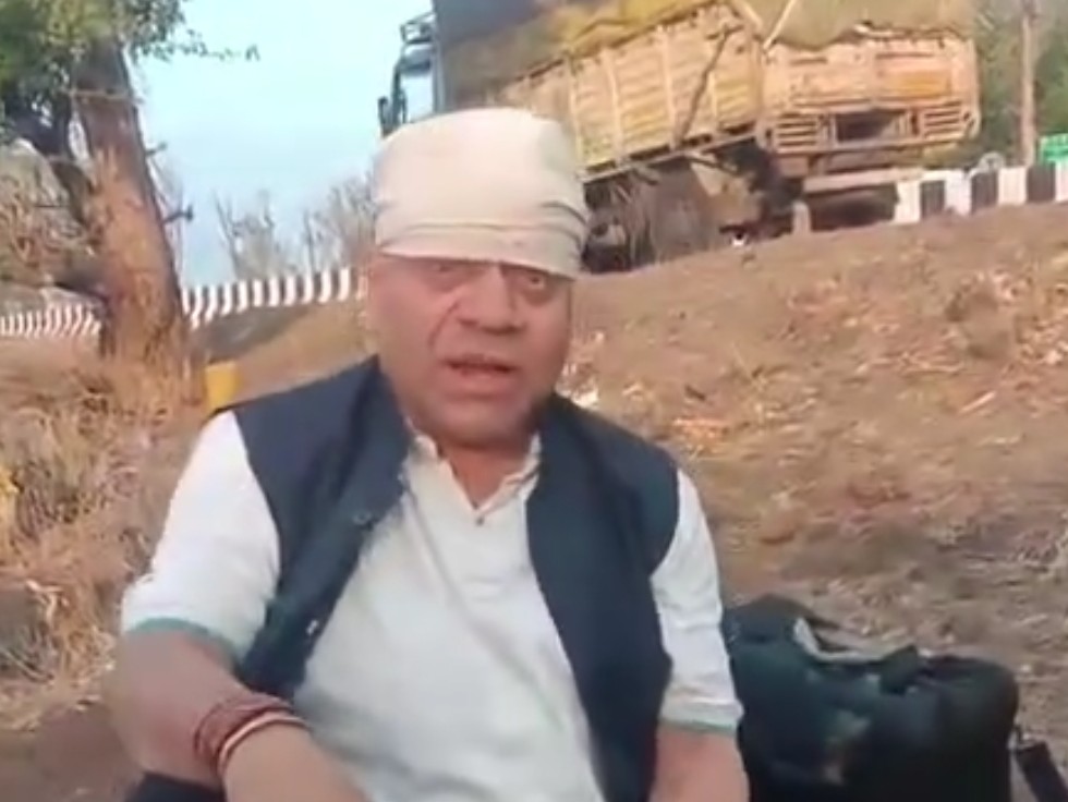 हादसे के बाद लखनादौन विधायक योगेन्द्र सिंह बाबा सड़क पर ही बैठे रहे