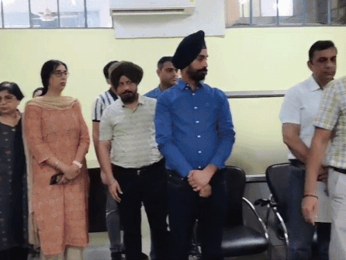 झींडा से मिलने पहुंचे संस्थान के कर्मचारी।
