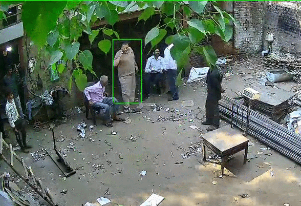 युवकों ने अचानक दूसरे बोर्ड वाले व्यक्ति पर धावा बोल दिया।