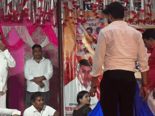 डिंपल चौधरी से स्टेज से युवक को गालियां भी दीं। इस दौरान वहां मौजूद लोगों ने बीच बचाव करने की कोशिश की।