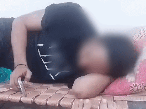 चारपाई पर सोए ड्राइवर का महिला ने बनाया वीडियो।