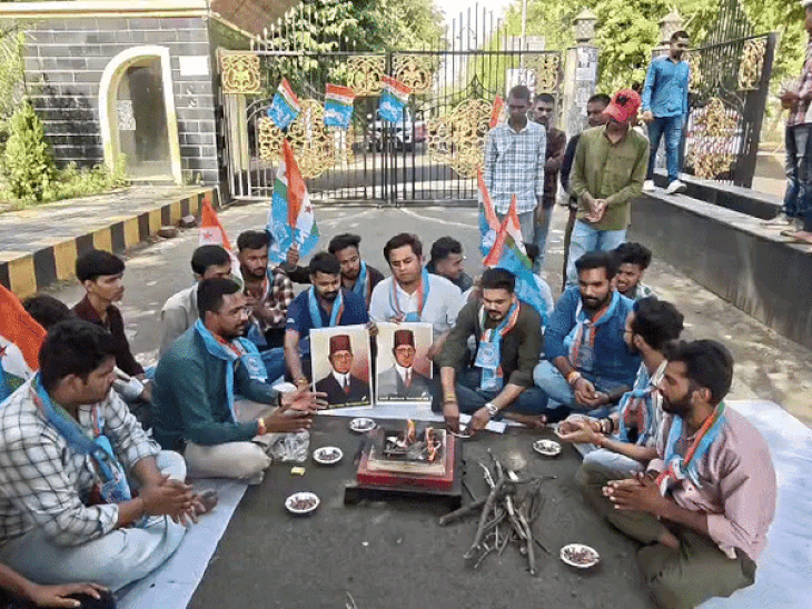 एनएसयूआई के कार्यकर्ताओं ने गुरुवार को बरकतउल्ला विश्वविद्यालय के गेट के सामने मौलाना बरकतउल्ला भोपाली का फोटो रखकर यज्ञ किया।