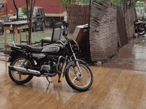फरीदाबादमध्ये मुसळधार पावसामुळे तापमानात घट झाली.