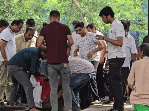 गुरुग्राम के सेक्टर-32 स्थित श्मशान घाट में पांचों शवों के अंतिम संस्कार की तैयारी करते रिश्तेदार और पड़ोसी।