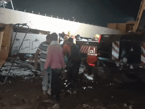 हरियाणा के फरीदाबाद में गुरुवार को तेज हवाओं से क्रेन पलट गई। इससे कंटेनर के नीचे 3 मजदूर दब गए।