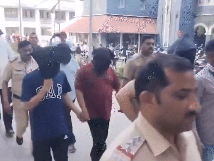 जांच के मुताबिक, 2022 से 2026 के बीच महिला कर्मचारियों को टारगेट किया गया। पुलिस ने आरोपियों को नासिक कोर्ट में पेश किया।