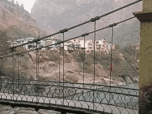 उत्तराखंड को नेपाल से जोड़ने वाला अंतरराष्ट्रीय झूला पुल, जहां सुरक्षा एजेंसियों ने निगरानी बढ़ा दी है।
