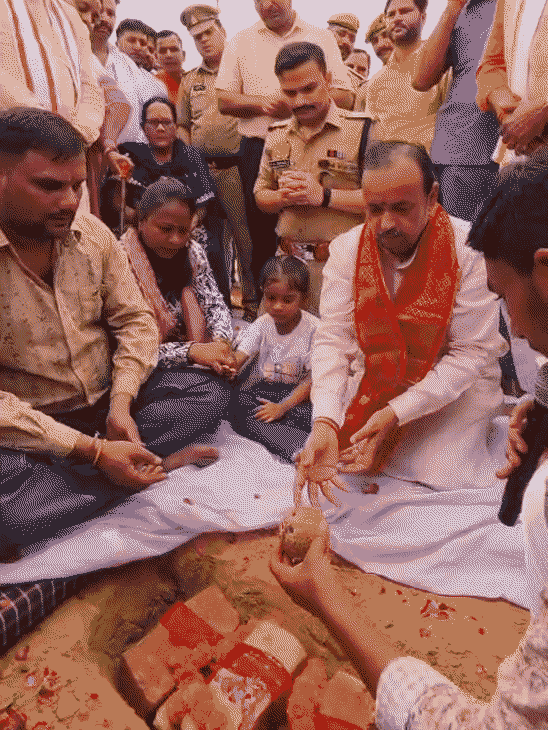 दंगा पीड़ित रामशरण रस्तोगी के बेटे कपिल के साथ प्रभारी मंत्री जेपीएस राठौर ने मकान के निर्माण की नींव रखी।