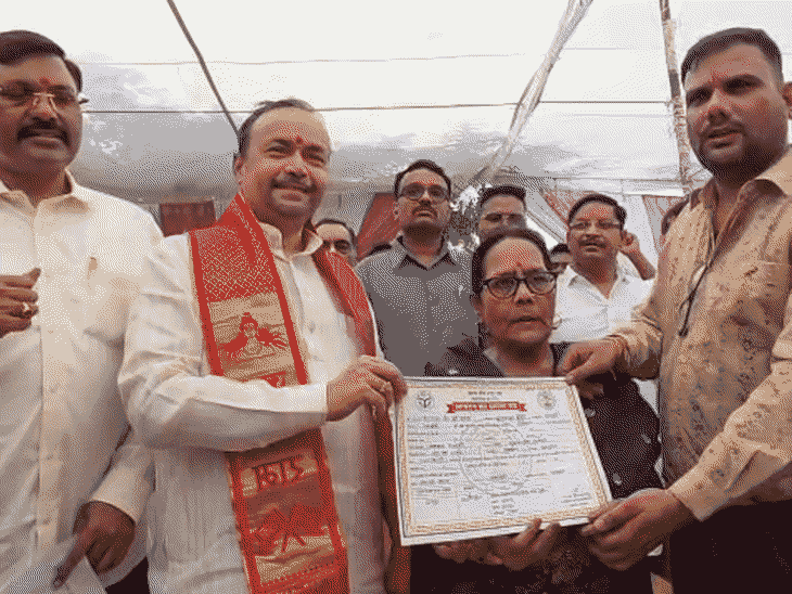 दंगा पीड़ित रामशरण के बेटे कपिल को प्रभारी मंत्री जेपीएस राठौर ने जमीन के पट्‌टे का प्रमाण पत्र दिया।