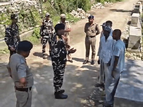 . भारत-नेपाल सीमा पर लोगों से जानकारी जुटाते एसएसबी और पुलिस के जवान।