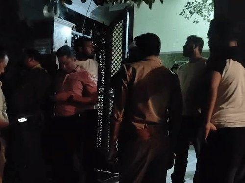घटना के बाद कॉलोनी में अफरा-तफरी मच गई। पुलिस और फॉरेंसिक टीम ने मौके पर जांच की।