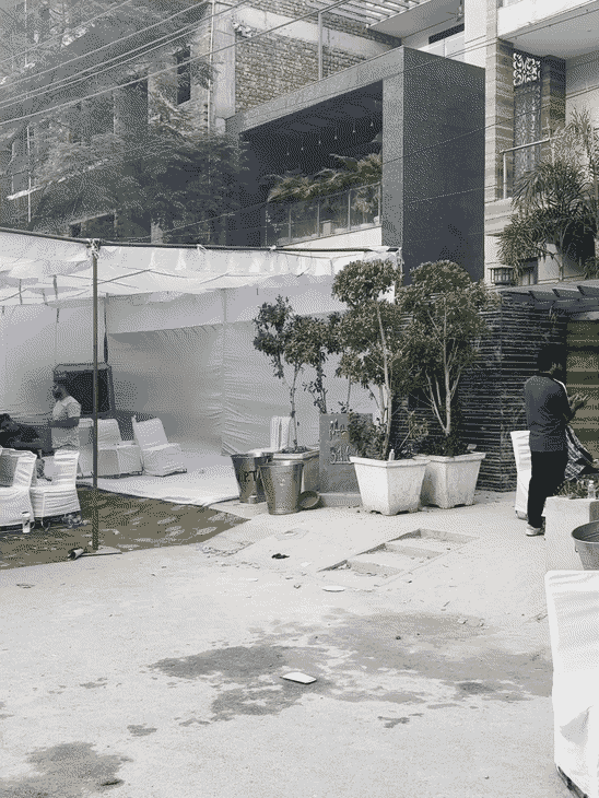 विवेक और तर्जनी के घर के बाहर सन्नाटा पसरा है। परिवार के कुछ दूर के रिश्तेदार ही मौजूद हैं।