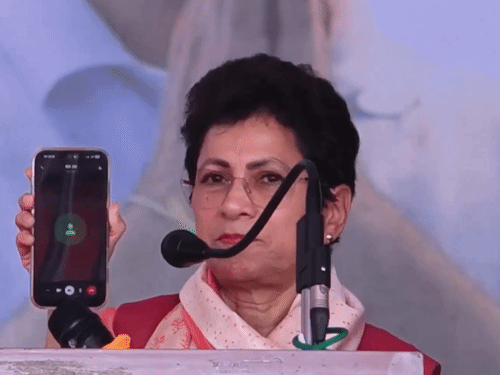 शैलजा के फोन से जनता को संबोधित कर रहे राहुल गांधी