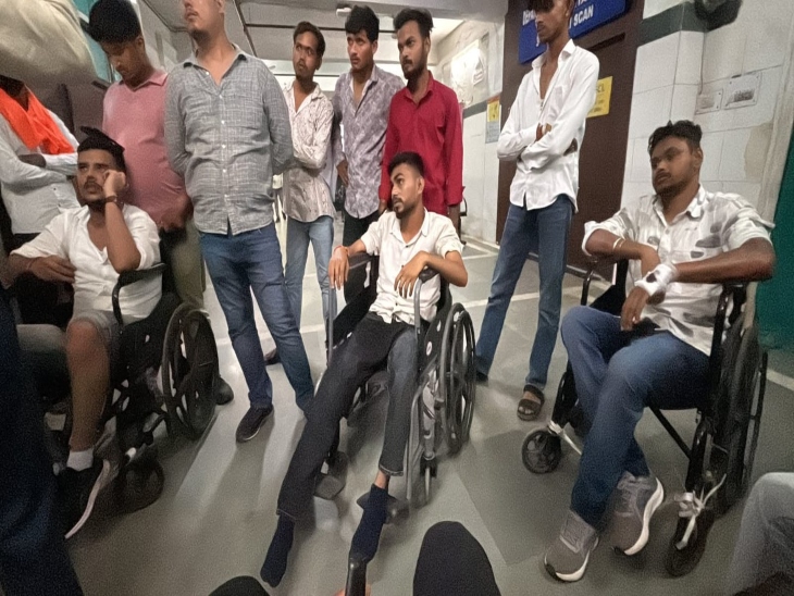 लाठीचार्ज में घायल हुए कार्यकर्ताओं के हाथ-पैर में चोटें आई हैं।