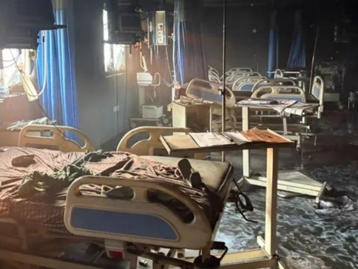 ये ICU के अंदर की तस्वीर है। बेड पूरी तरह जल चुका है..