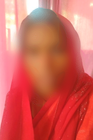 मां ने बताया कि बेटी बेसुध अवस्था में श्मशान में पड़ी मिली।