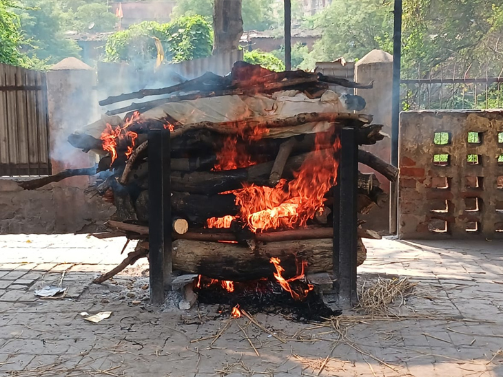 बोकारो स्थित श्मशान घाट में श्रुतिका का अंतिम संस्कार किया गया।