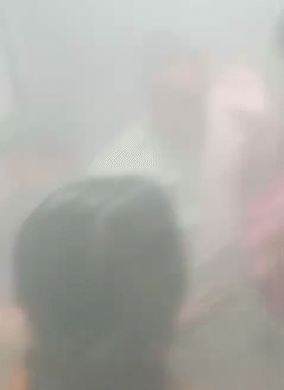 प्रत्यक्षदर्शियों का कहना है कि वार्ड में धुआं भर गया था। कुछ भी दिख नहीं रहा था।