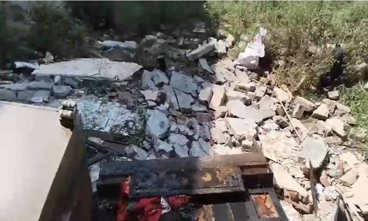 धमाके के बाद गिरी दीवार का मलबा।