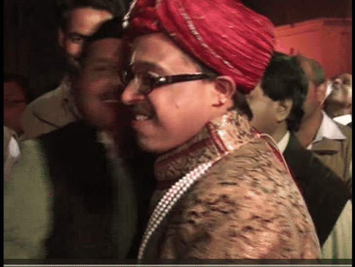 नितिन नबीन 15 दिसंबर 2011 को रजनीश अग्रवाल की शादी में शामिल हुए थे