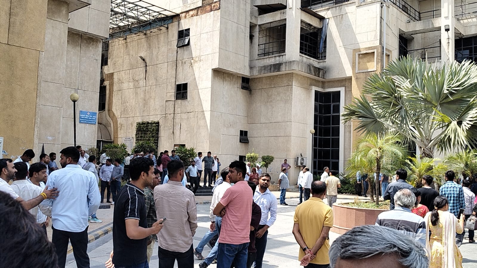ई-मेल पर थ्रेट मिलने के बाद नगर निगम का स्टाफ ऑफिस से बाहर निकल गया।