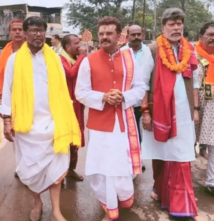 भाजपा प्रदेश अध्यक्ष किरण सिंहदेव के करीबी मनोहर दत्त तिवारी (पीले गमछे में) उपचुनाव में 436 वोटों से हारे।