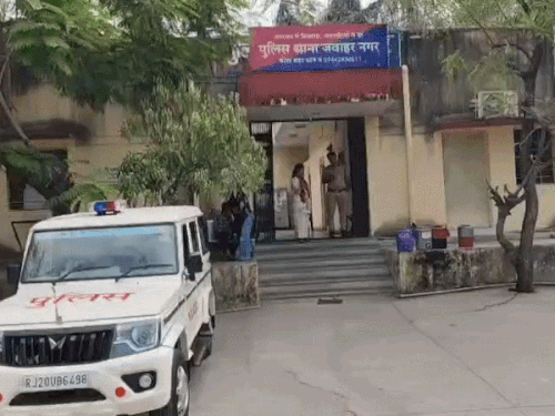 जवाहर नगर थाना पुलिस ने स्टूडेंट के शव को एमबीएस अस्पताल के पोस्टमार्टम रूम में शिफ्ट करवाया।