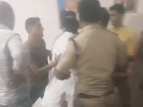 पुलिसकर्मी और इनेलो नेता में हाथापाई होती हुई।