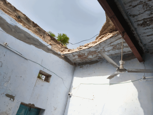 बीकानेर में तेज आंधी और बारिश से गारबदेसर गांव के स्कूल के एक कमरे की छत गिर गई।