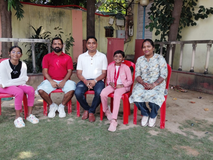 धैर्या अपने परिवार के साथ।