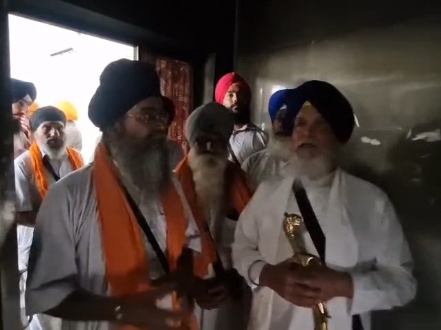 गुरुद्वारे में आग लगने के बाद निरीक्षण करते जत्थेदार ।