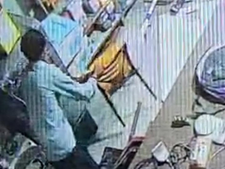 CCTV कैमरे में चोरी करते हुए कैद हुए आरोपी