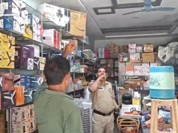 चोरी के मामले को इन्वेस्टीगेट करती हुई पुलिस