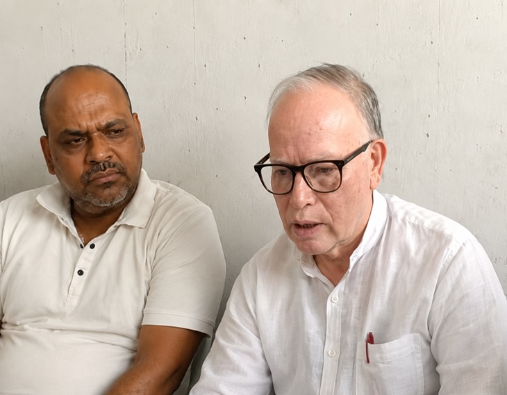 लड़की के दादा बलवंत राय जानकारी देते हुए।