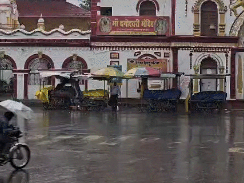 छतीसगढ़ के जगदलपुर में शुक्रार दोपहर में बारिश हुई।