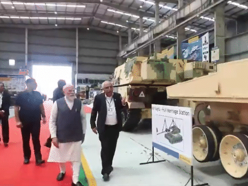 लार्सन एंड टुब्रो के अधिकारियों ने पीएम मोदी को कंपनी की वर्किंग समझाई।