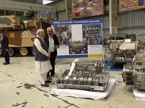 पीएम मोदी ने लार्सन एंड टुब्रो के बनाए और असेंबल किए उपकरण देखे।